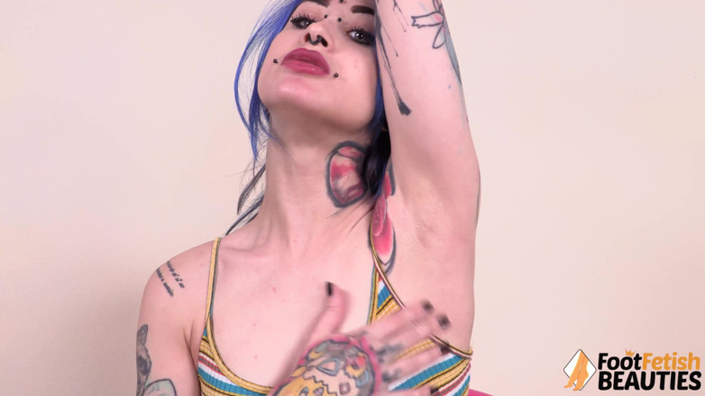 Foot Fetish HD: Blue hair Denise licks her body