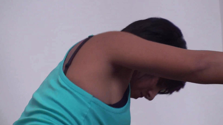 Femdom Austria: La troia mora adora calpestare il suo schiavo