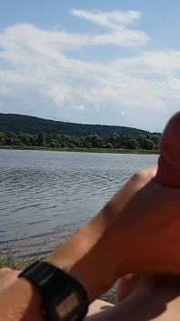 Public Lake HJ et spooning + éjaculation sur le ventre