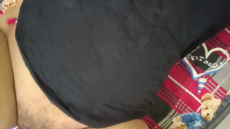 Desi Angel: Une fille sexy à gros nichons a l'air excitée de baiser...