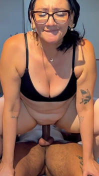 MILF จ้างเทรนเนอร์ส่วนตัว และเซสชันก็จบลงอย่างควบคุมไม่ได้