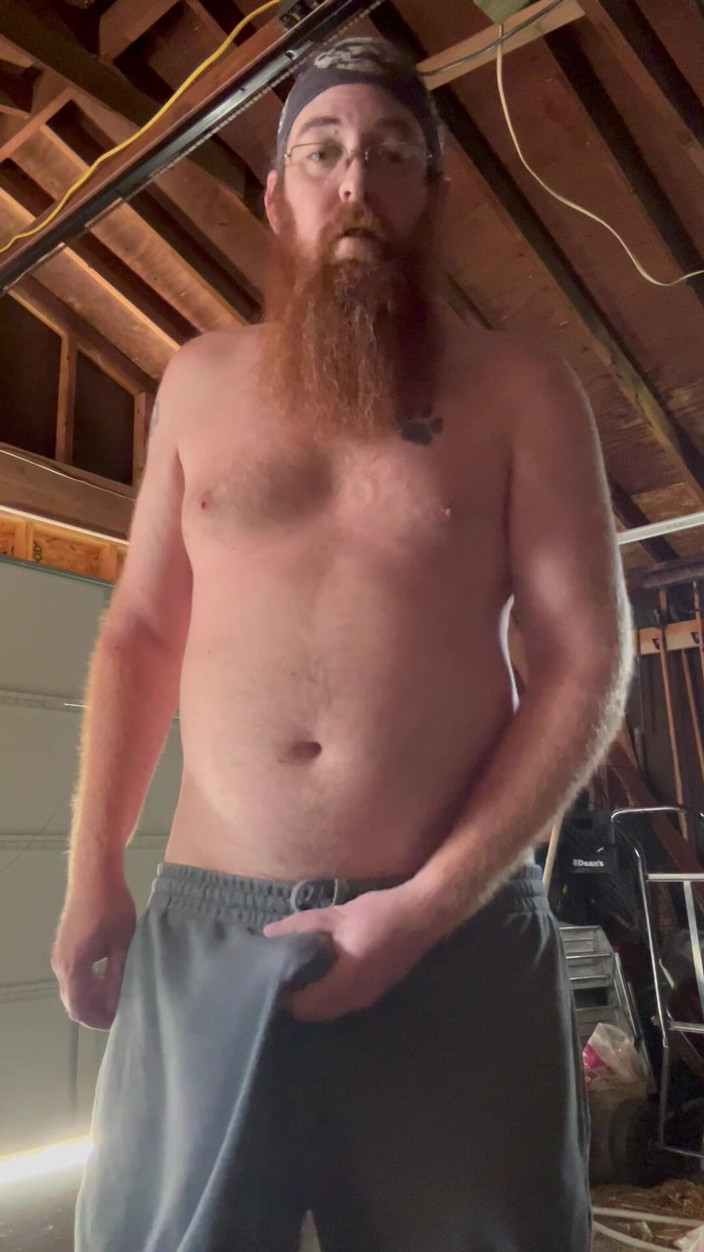 Big Baz: Une rousse nue pisse dans ta direction