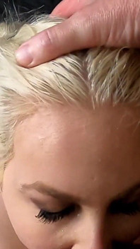 Bionda bimbo in sputo schiaffo gola - gola profonda, cazzo in faccia, sputo