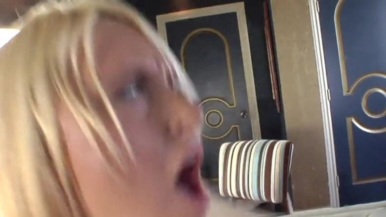 Cumdate: फिशनेट पहनी शरारती सुनहरे बालों वाली रंडी की पीछे से तेल से सनी बॉडी की चुदाई कुत्ते शैली में चूत में वीर्य