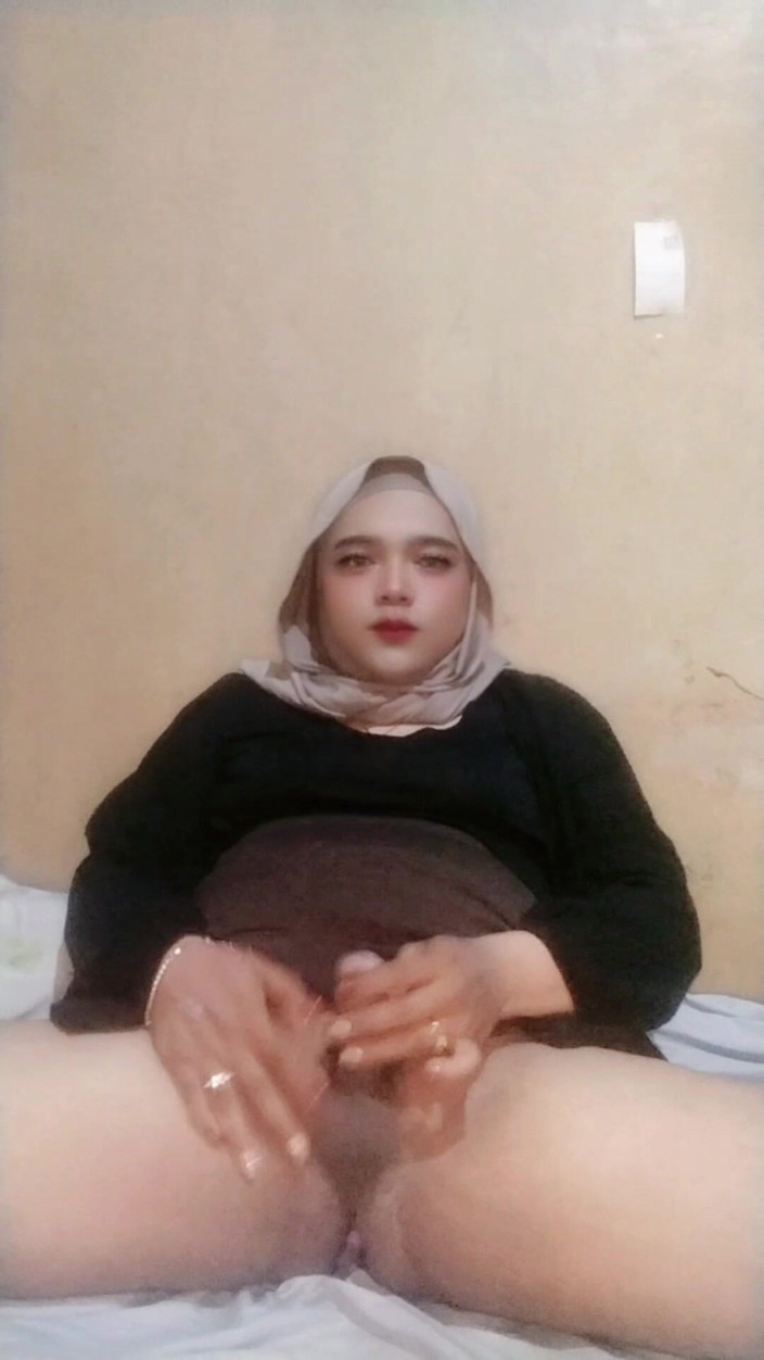 Ivvy Crossdresser: Hijab Crossdresser Ivvy, Playing with Her Butplugg