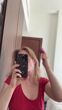 Cantik pirang dengan payudara besar