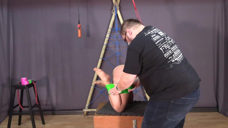 Yvette xtreme: Pásková bondage seance