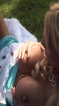 Heetste feeën scène-2 mooie blonde lesbische feeën Antonia Dedona &Michelle Thorne neuken hun poesje met een dildo