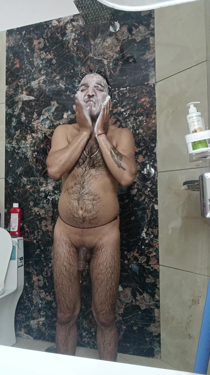 Rajasthani-old-lover:  Indický desi muž se sprchuje