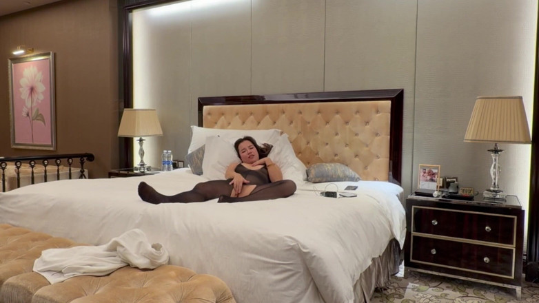 Lulu Wild: Lulu wild si pelacur cina yang penurut ngebiarkan kontol besar...