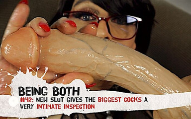 Being Both: #42–si pelacur jalang ini lagi asik inspeksi mesra sama kontol...
