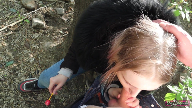 Stacy Starando: Jovem dá um boquete para sua amiga em um parque!