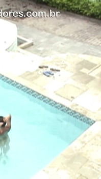 Un garçon filme des amis éhontés nus dans la piscine