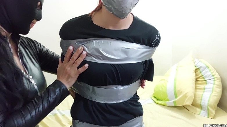 Selfgags Latina Bondage: Chętny 18-latek związany i zakneblowany dla sąsiada MILF Bondage Playtime
