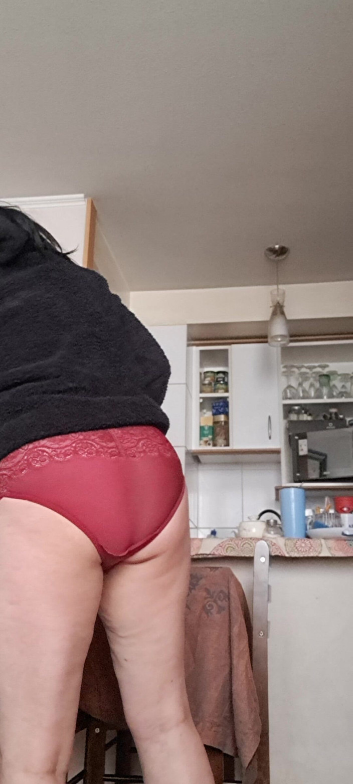 Mommy big hairy pussy: Милфа в трусиках перед ее равнодушным шурином, он становится горячим