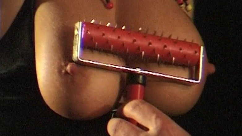 THAGSON 18+: बड़े स्तनों और काले बाल वाली चोदने लायक मम्मी पिटाई और मुँह के लिए बंधी हुई है