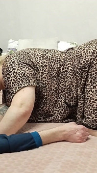 Moje přítelkyně mi přerušila ruční práci, vykouřila mi hluboko a spolkla mrdku