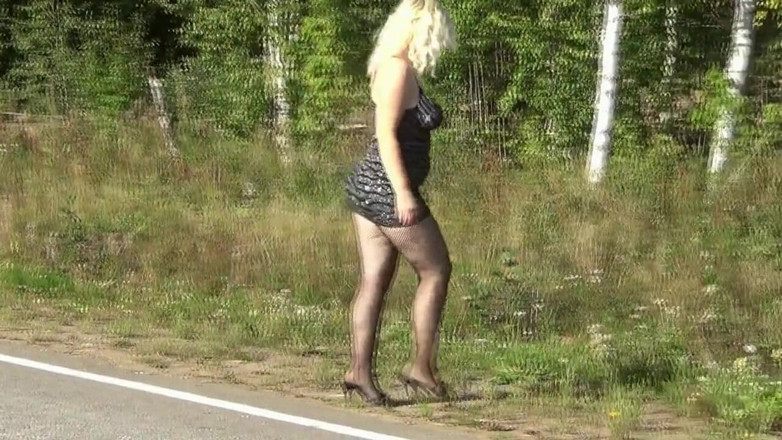 Nylon-Heels: Хорошенькая женщина в коротком платье