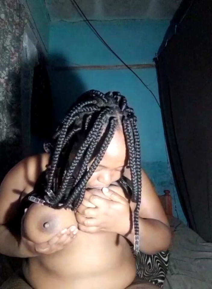 Mahali: Diga-me o quanto você ama meus peitos grandes e bunda...