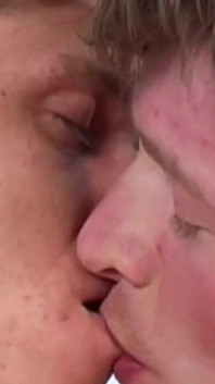 Latino twink fode em barebac com amigo