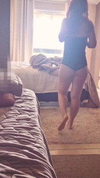 Hotwife paga il debito con un pompino sull'amico del marito sul divano