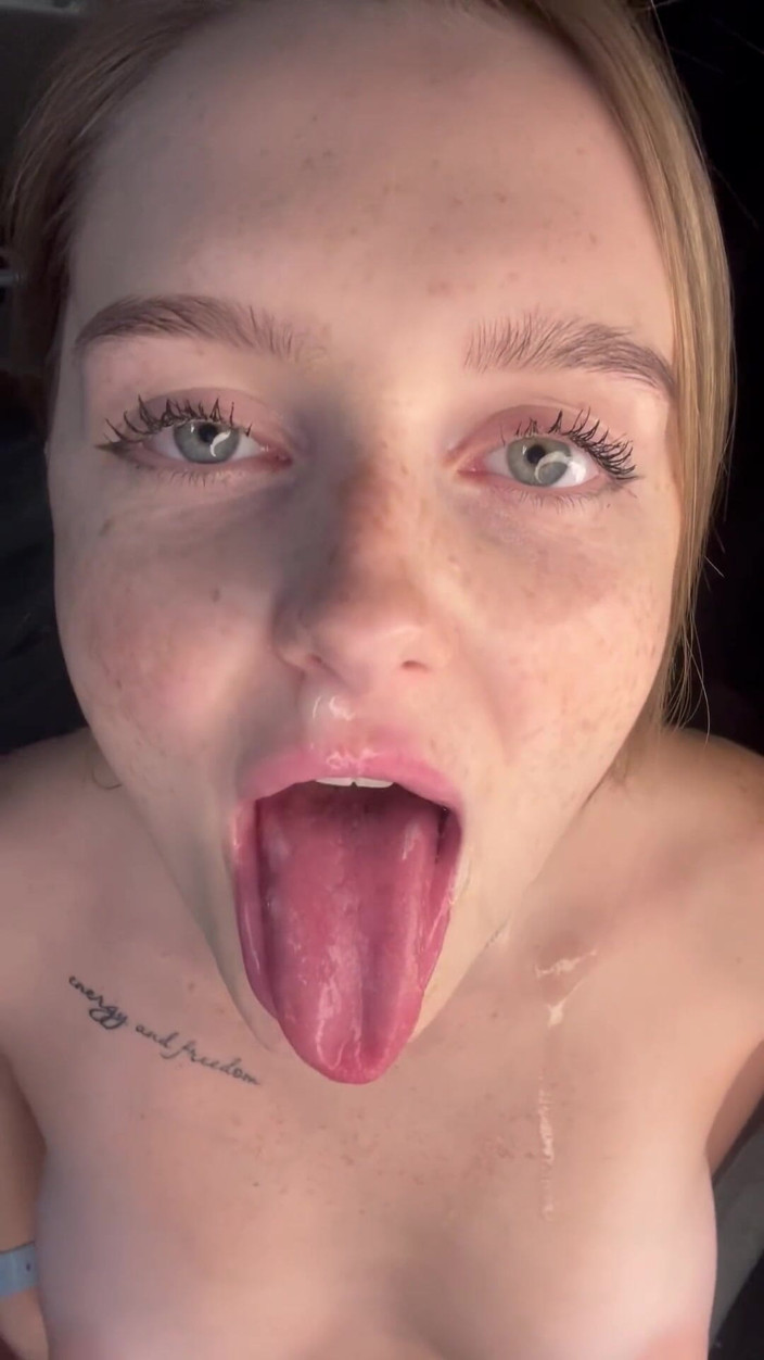 Lovelly_molly: 胸であなたのチンポを突き、それから顔に射精させるためにオナニーさせた