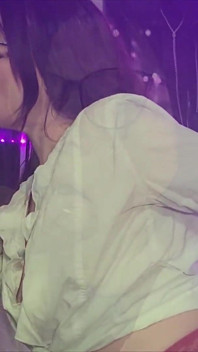 Gloryhole翡翠はデイモンを吸っている
