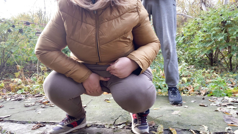 OurFetishLife: La depravata formosa in leggings si accovaccia e piscia accanto...