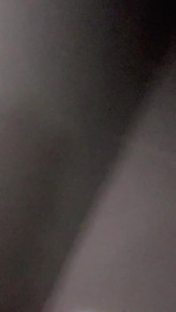 Chica culona juega con juguete bbc en baño