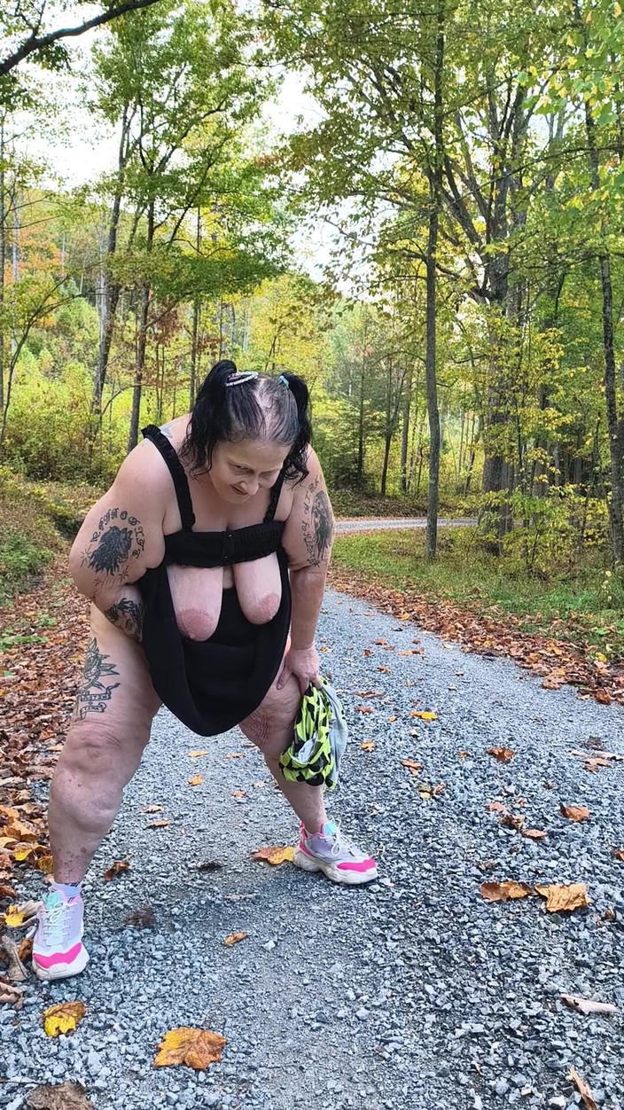 HerculesnVENUS: 在乡村公路上，这个妓女喷出大量精液