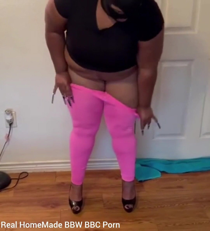 Super sexy ebony cuties: Pișare pe podea