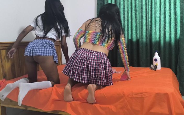 NEGRITA SEXY: 穿着短裙的学生早点下课，回家制作自拍色情片。