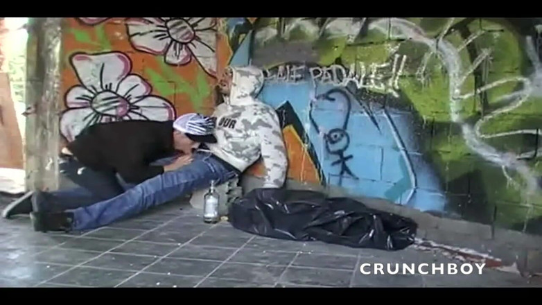 Crunch Boy: Un homme hétéro sexy baise un jumelle dans un exhib...