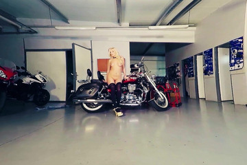 Bikes And Babes TV: モトガレージのデイジー・リー