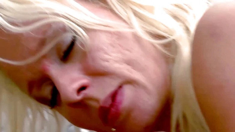 Public Entertainment: O mamă sexy blondă este futută în aer liber
