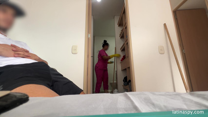 Latinaspy: Büyük götlü hizmetçi amını temiziyor sonra patronuna mastürbasyon yapıyor bölüm 2