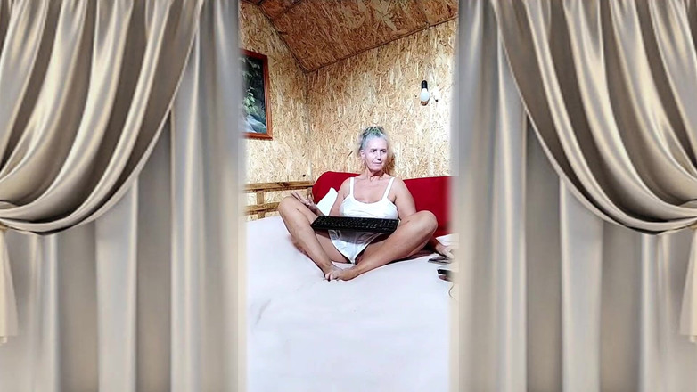 Lukerya: Sexy žena v domácnosti Lukerya v saténovém bílém prádle na velké...