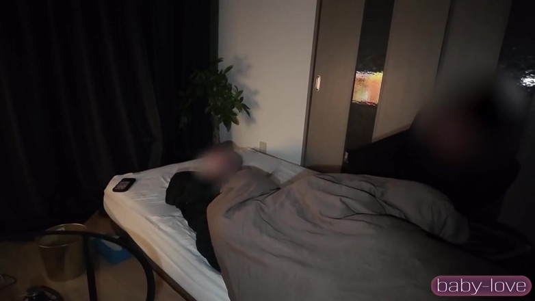 Asian happy ending: Oszałamiająca postać zamienia głowy wszędzie, jak spokojny zimowy dzień powoli...