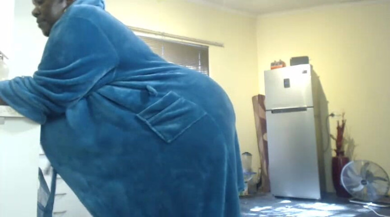 Legendary Booty Overdose: BBW misslyckas med att göra sysslor med vibrator i fitta