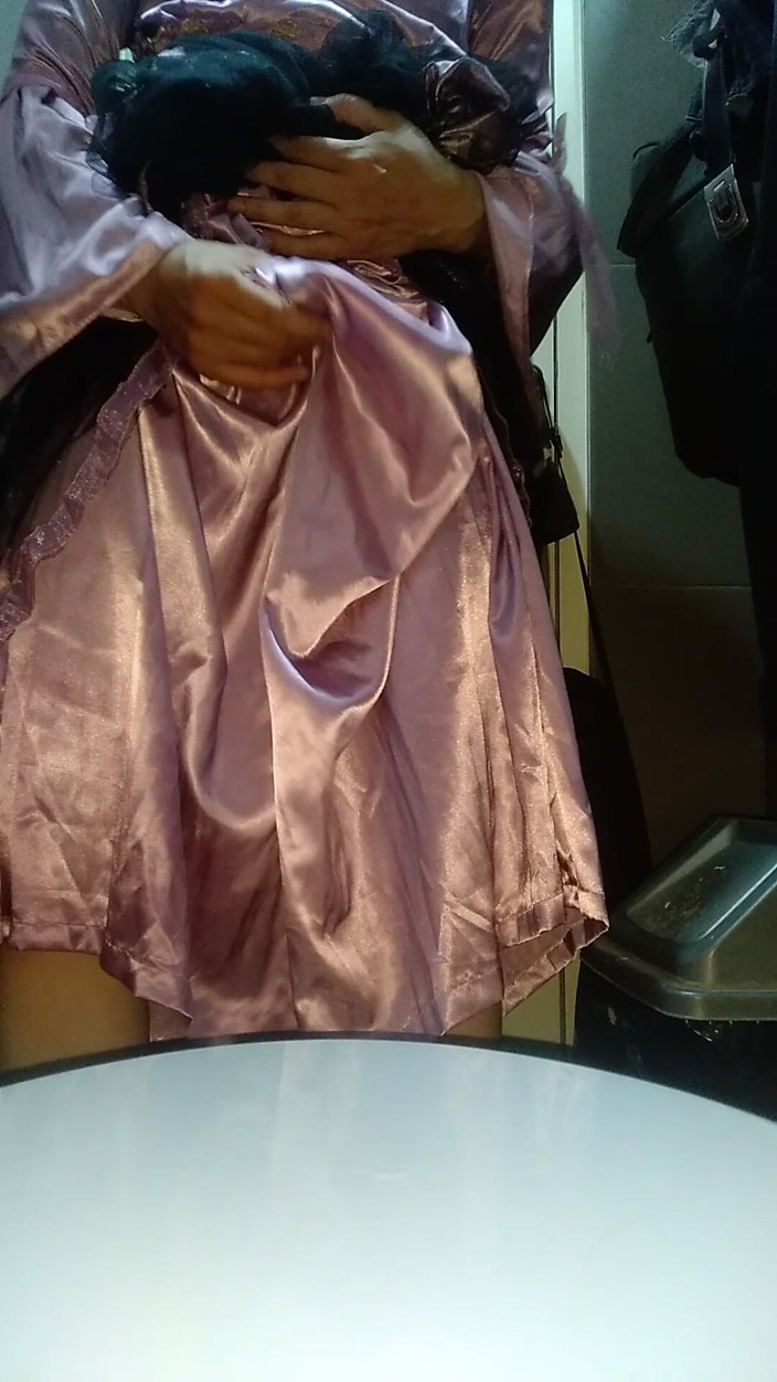 Naomisinka: Masturbándose usando lindo y hermoso satén longdress