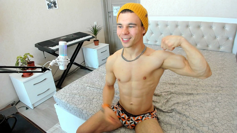 Max_Russell: Young Russian Guy Show off Muscle