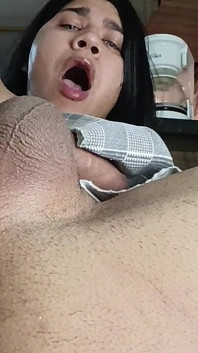 Um dildo grande explode minha bunda virgem