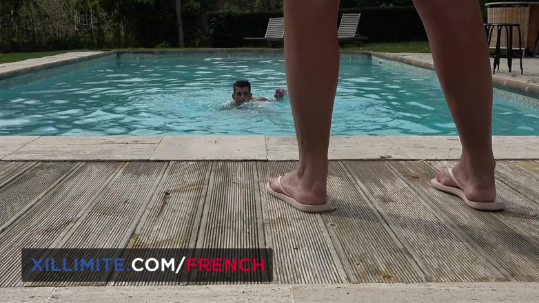 French girls at work: 거유 수영 교사와 애널 섹스