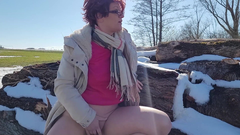 Popp Sylvie: Massaged my cunt outdoors