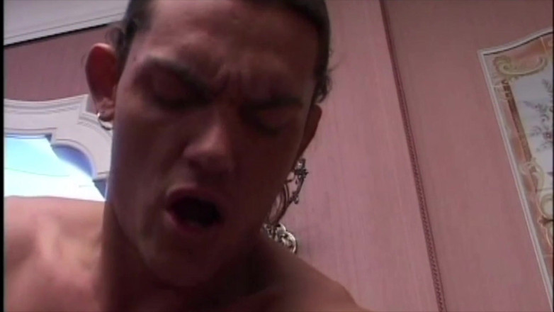 Inhonorof porn: D’abord, Elle Danse Pour Eux, Puis Elle Se Fait Baiser...