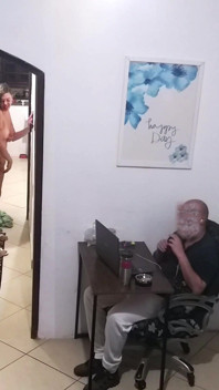 Pas suami lagi kerja, istri pakai handuk menyapa pria pengantar barang