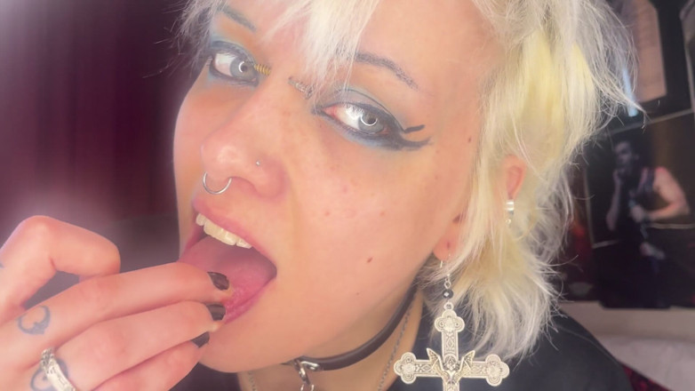 Glitterqueen1999: 2 крошечных мужчины в мой смузи! Великаншка глотает