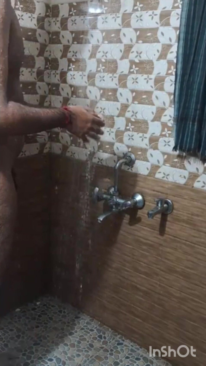 MayankPerv: Mayank Bermandi dan kencing