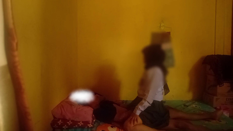 Famly sex: 大学から帰宅したティーンエイジャーが、誰もいないのに自分の継父の家にいる