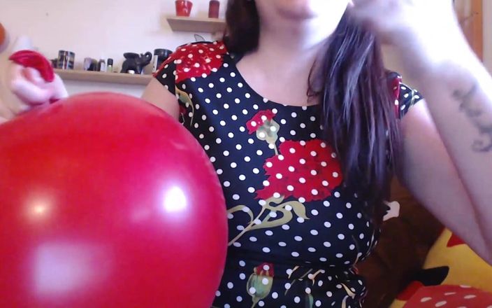 Nicoletta Embassi: Nicoletta vous excite avec de gros ballons et est prête à...